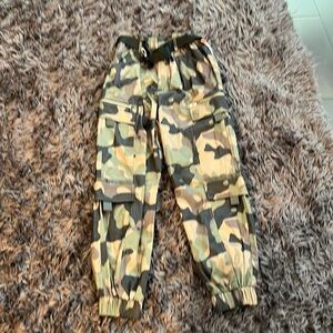 Zara camouflage cargo pants size extra small in like new condition.